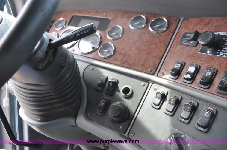 image for item G7470 2010 Peterbilt 387 semi truck