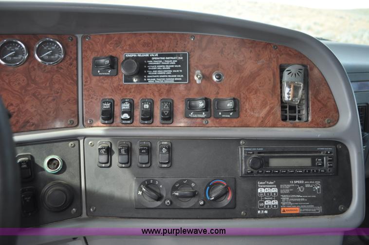 image for item G7470 2010 Peterbilt 387 semi truck