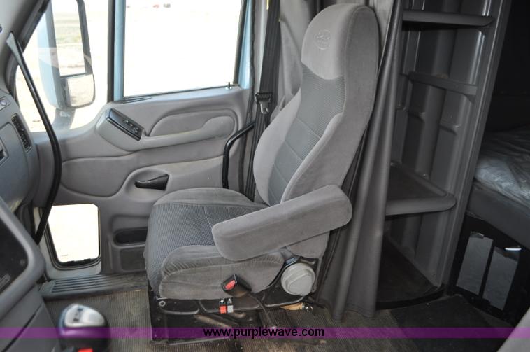 image for item G7470 2010 Peterbilt 387 semi truck