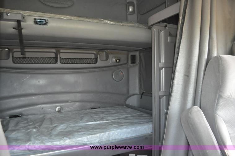 image for item G7470 2010 Peterbilt 387 semi truck