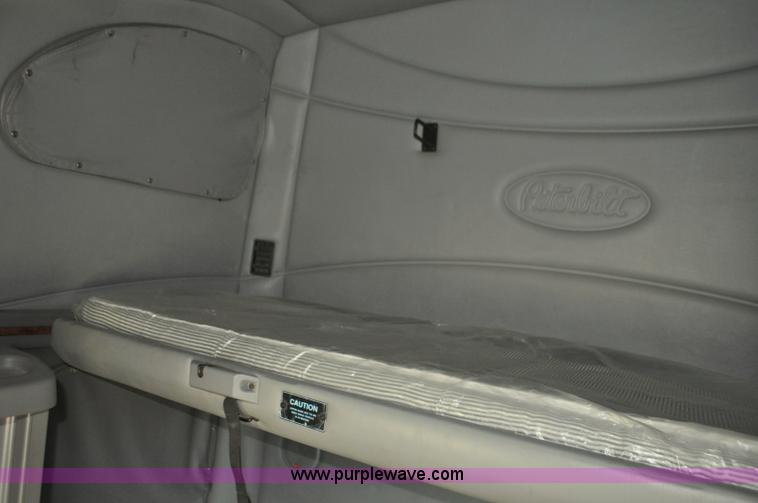 image for item G7470 2010 Peterbilt 387 semi truck