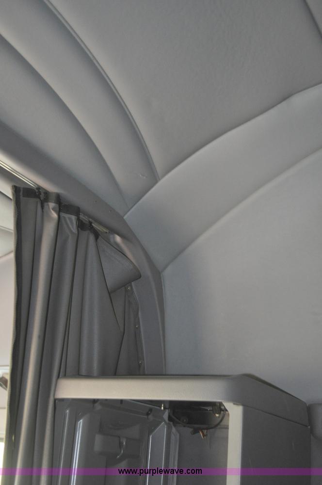 image for item G7470 2010 Peterbilt 387 semi truck