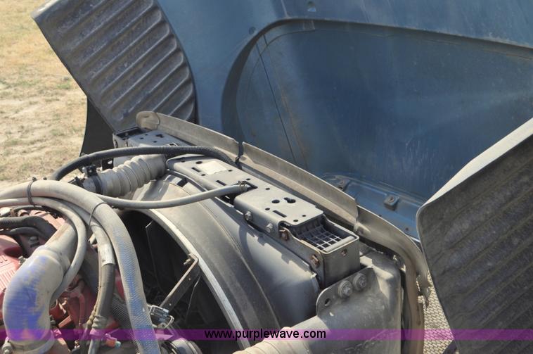 image for item G7470 2010 Peterbilt 387 semi truck