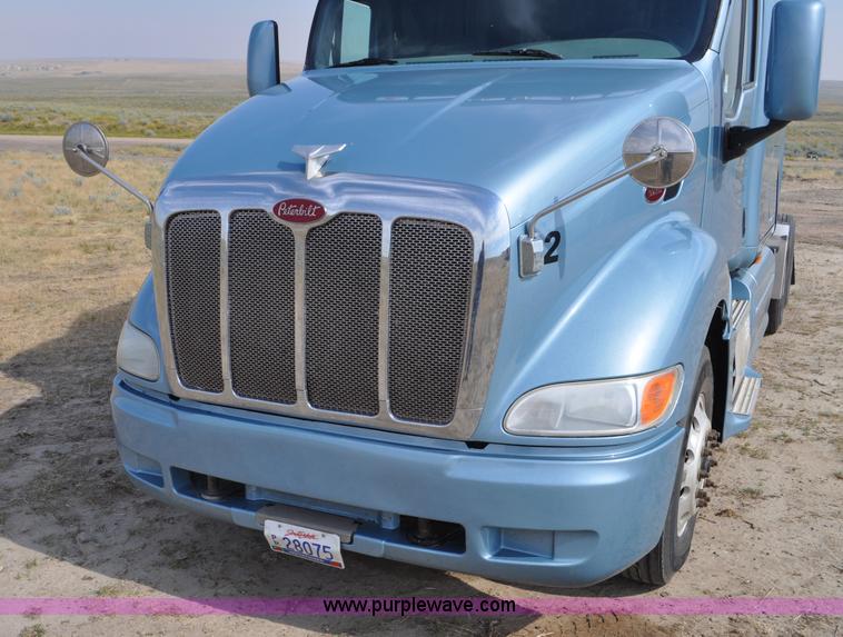 image for item G7470 2010 Peterbilt 387 semi truck