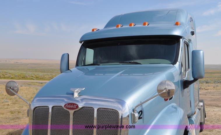 image for item G7470 2010 Peterbilt 387 semi truck