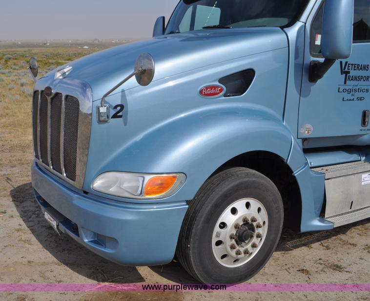 image for item G7470 2010 Peterbilt 387 semi truck