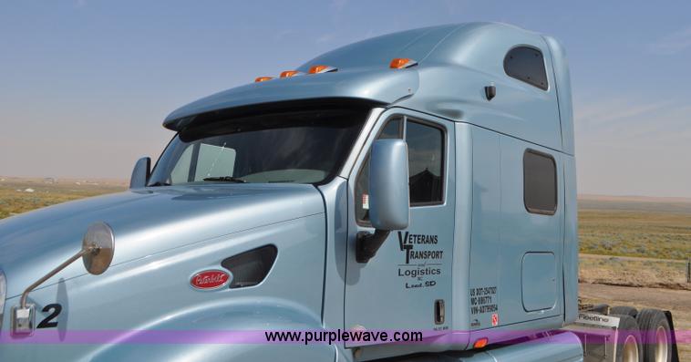 image for item G7470 2010 Peterbilt 387 semi truck