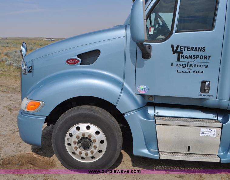image for item G7470 2010 Peterbilt 387 semi truck