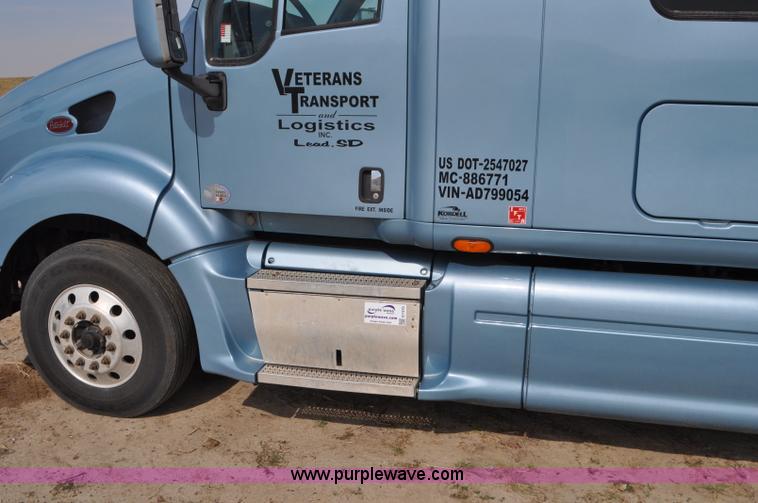image for item G7470 2010 Peterbilt 387 semi truck