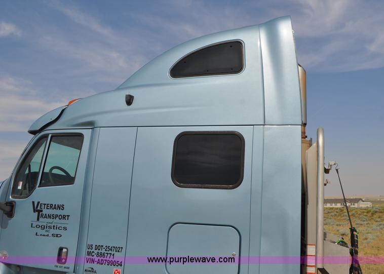 image for item G7470 2010 Peterbilt 387 semi truck