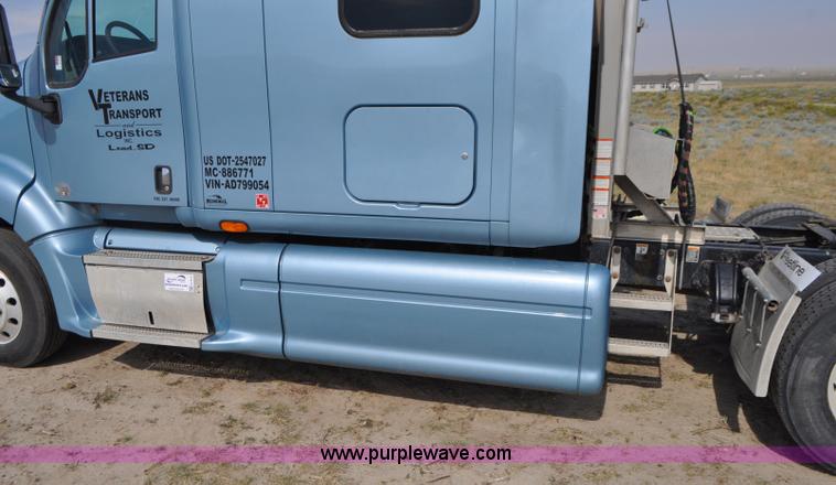 image for item G7470 2010 Peterbilt 387 semi truck