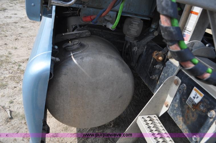 image for item G7470 2010 Peterbilt 387 semi truck