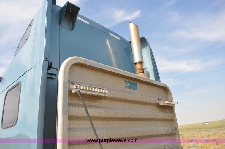 image for item G7470 2010 Peterbilt 387 semi truck