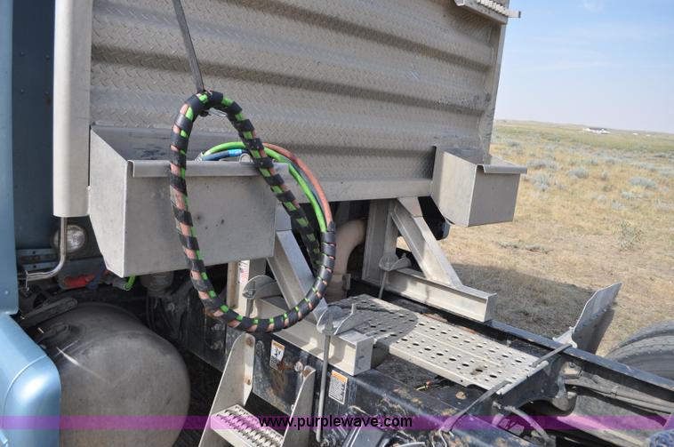 image for item G7470 2010 Peterbilt 387 semi truck