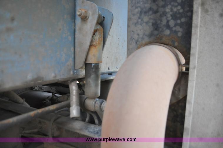 image for item G7470 2010 Peterbilt 387 semi truck