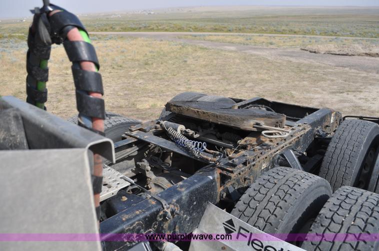 image for item G7470 2010 Peterbilt 387 semi truck