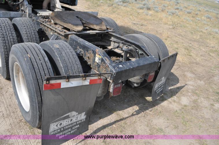 image for item G7470 2010 Peterbilt 387 semi truck