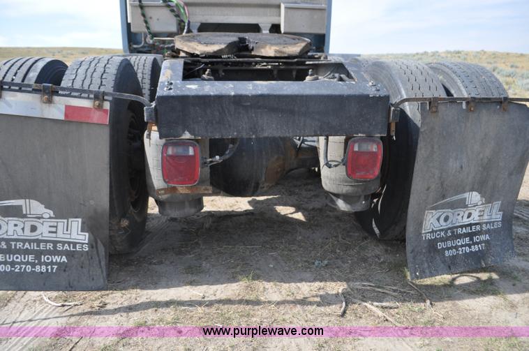 image for item G7470 2010 Peterbilt 387 semi truck