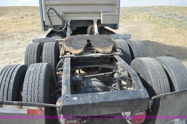 image for item G7470 2010 Peterbilt 387 semi truck