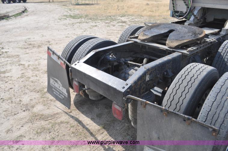 image for item G7470 2010 Peterbilt 387 semi truck