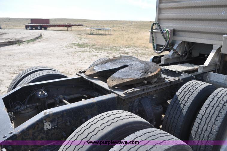 image for item G7470 2010 Peterbilt 387 semi truck