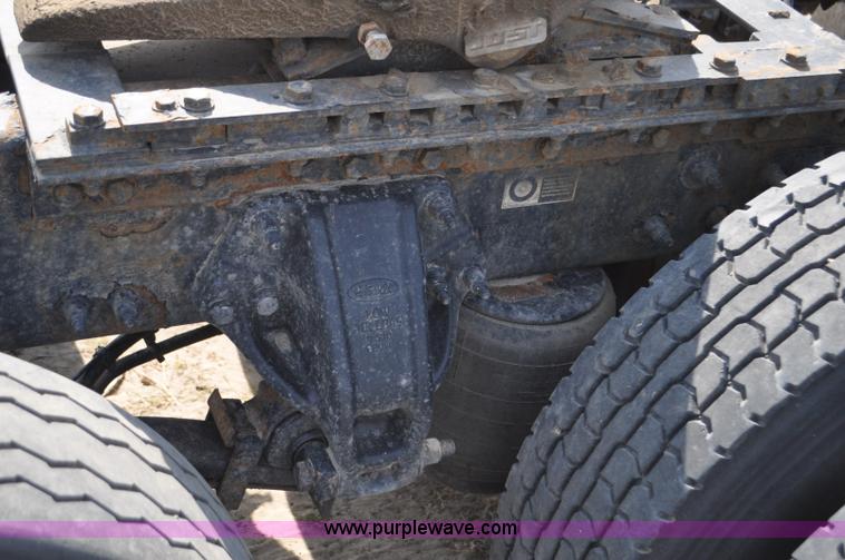 image for item G7470 2010 Peterbilt 387 semi truck