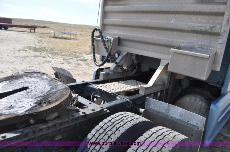 image for item G7470 2010 Peterbilt 387 semi truck