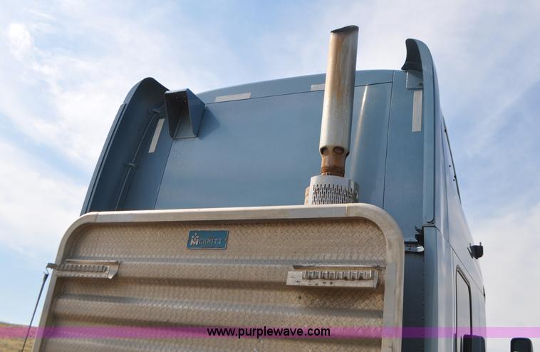 image for item G7470 2010 Peterbilt 387 semi truck