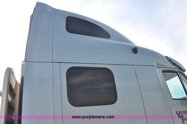 image for item G7470 2010 Peterbilt 387 semi truck