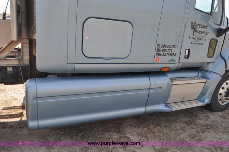 image for item G7470 2010 Peterbilt 387 semi truck