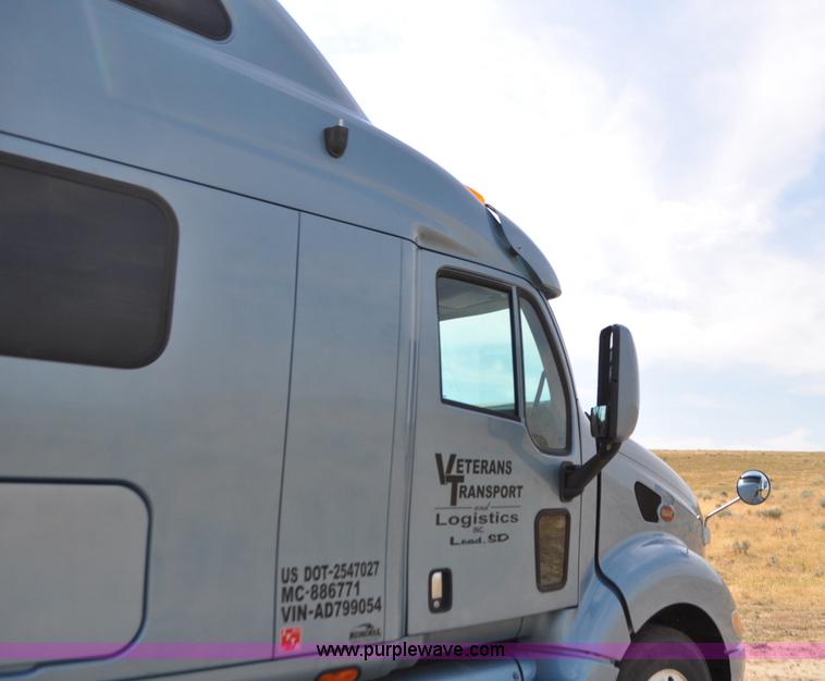 image for item G7470 2010 Peterbilt 387 semi truck