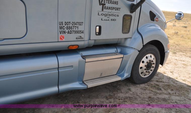 image for item G7470 2010 Peterbilt 387 semi truck