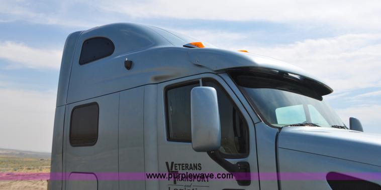 image for item G7470 2010 Peterbilt 387 semi truck