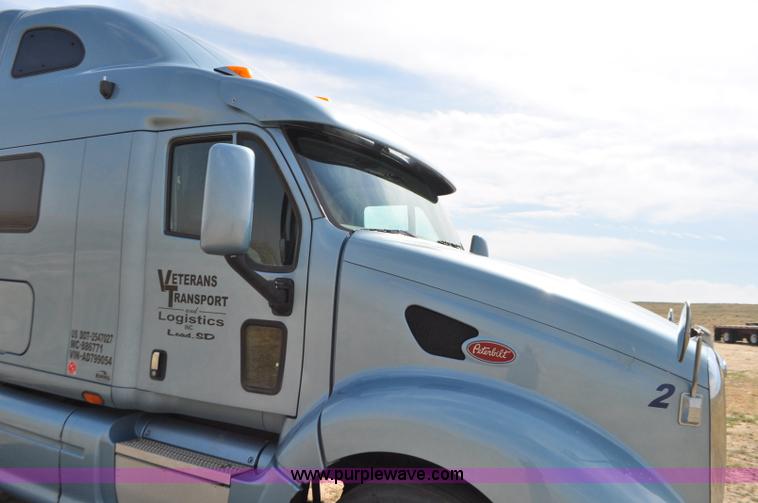 image for item G7470 2010 Peterbilt 387 semi truck