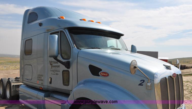 image for item G7470 2010 Peterbilt 387 semi truck