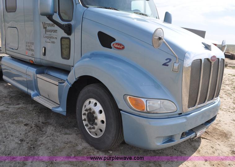 image for item G7470 2010 Peterbilt 387 semi truck