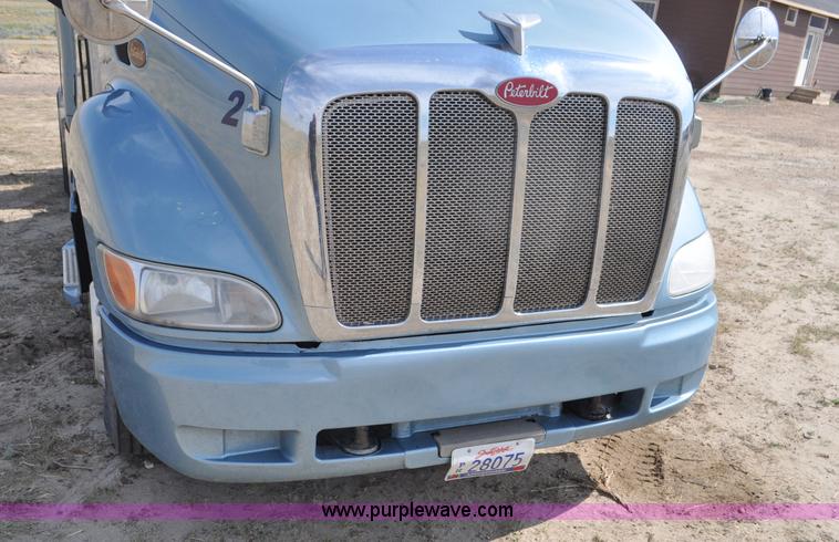 image for item G7470 2010 Peterbilt 387 semi truck