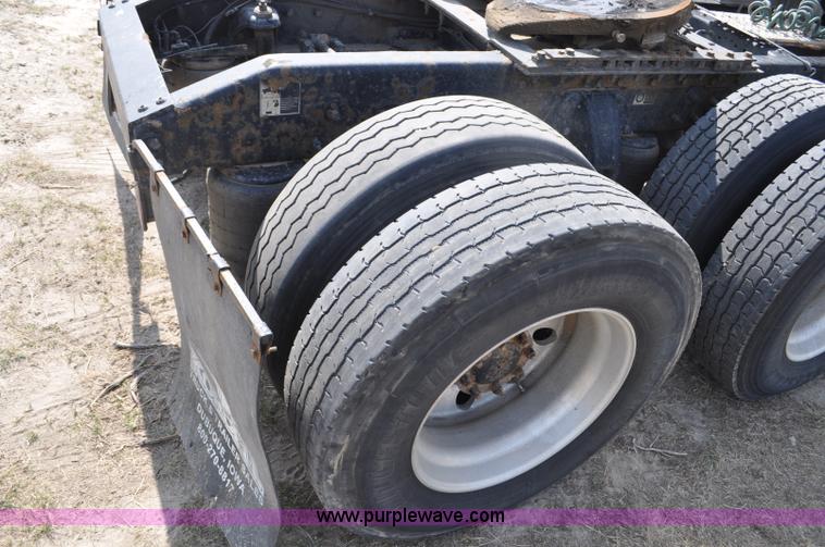 image for item G7470 2010 Peterbilt 387 semi truck