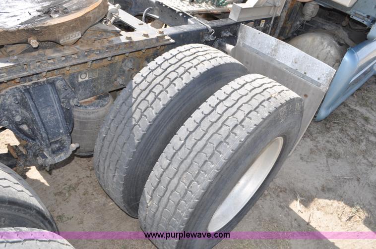 image for item G7470 2010 Peterbilt 387 semi truck