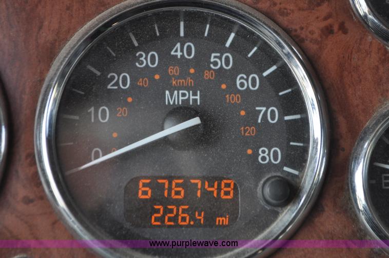 image for item G7470 2010 Peterbilt 387 semi truck