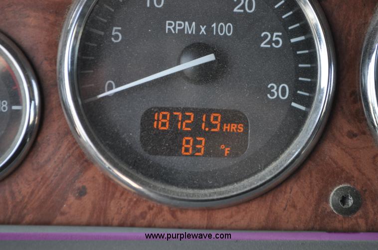 image for item G7470 2010 Peterbilt 387 semi truck