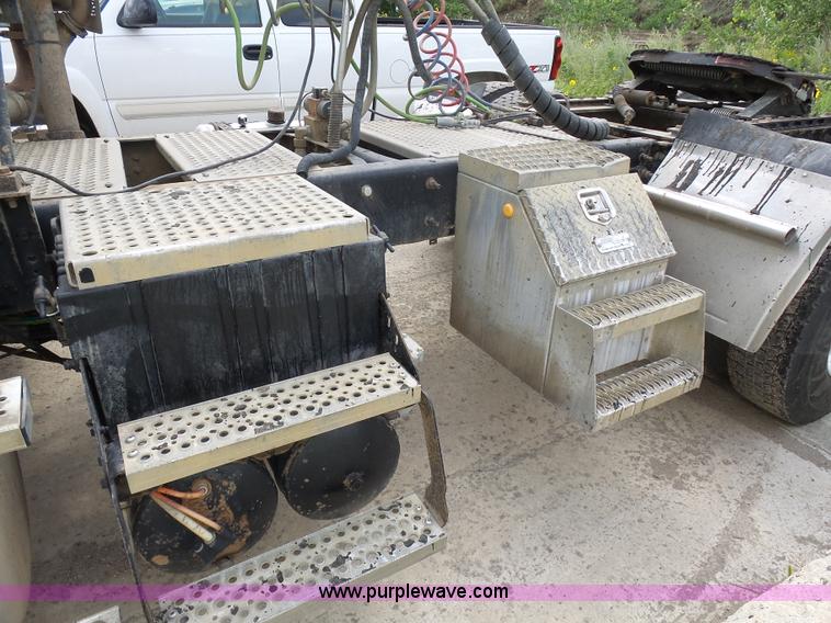 image for item J1645 2008 International 9200i semi truck