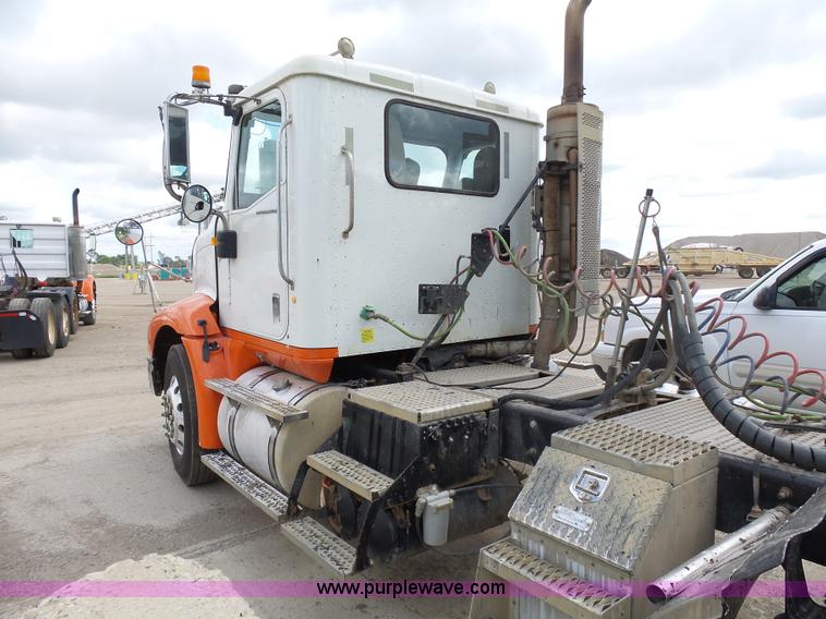 image for item J1645 2008 International 9200i semi truck