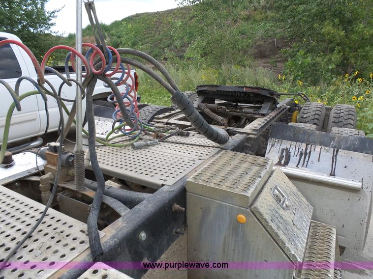 image for item J1645 2008 International 9200i semi truck