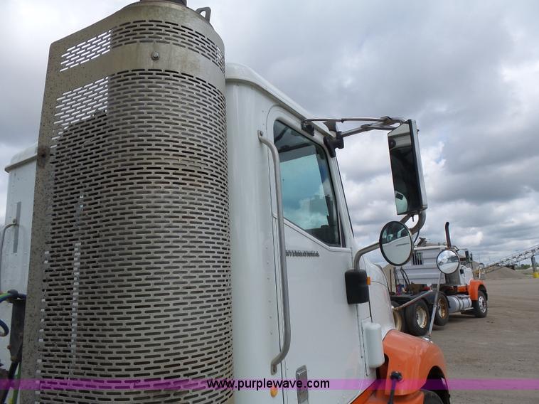 image for item J1645 2008 International 9200i semi truck