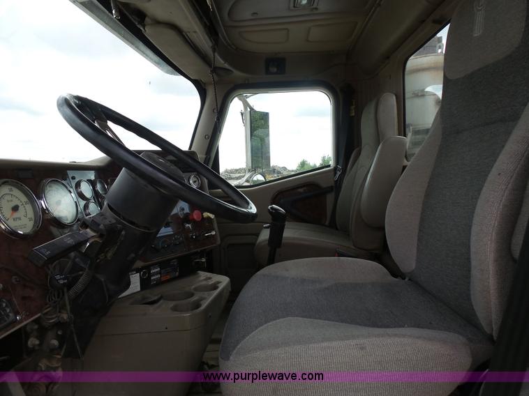 image for item J1645 2008 International 9200i semi truck