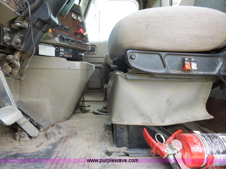 image for item J1645 2008 International 9200i semi truck