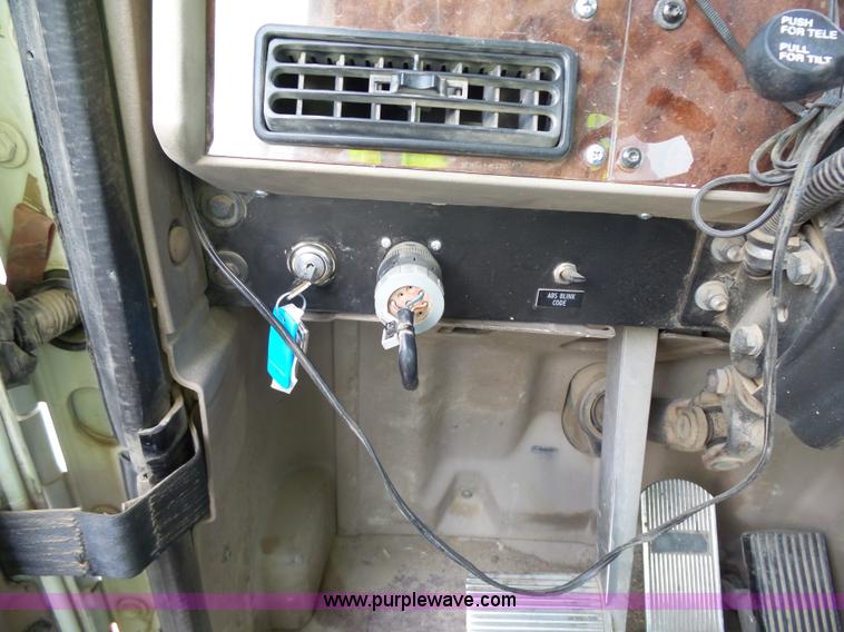 image for item J1645 2008 International 9200i semi truck