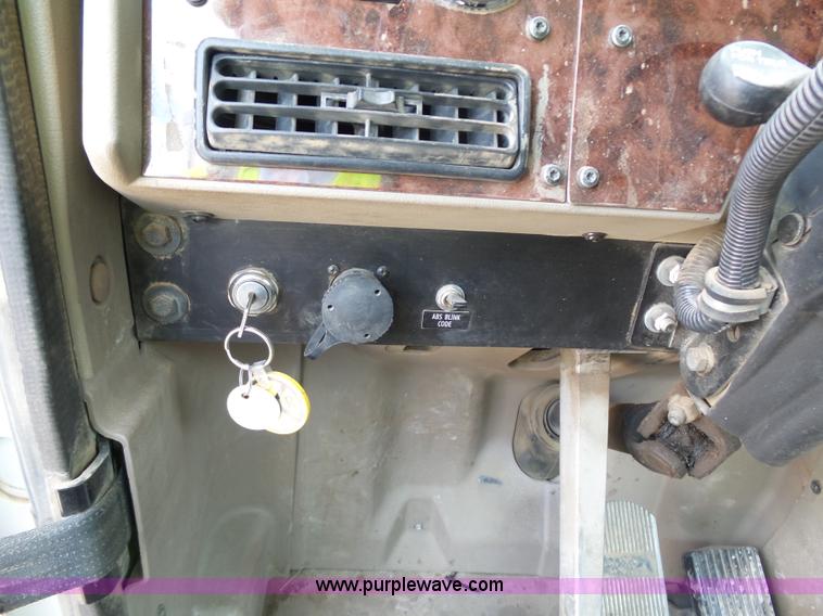 image for item J1646 2008 International 5900i semi truck