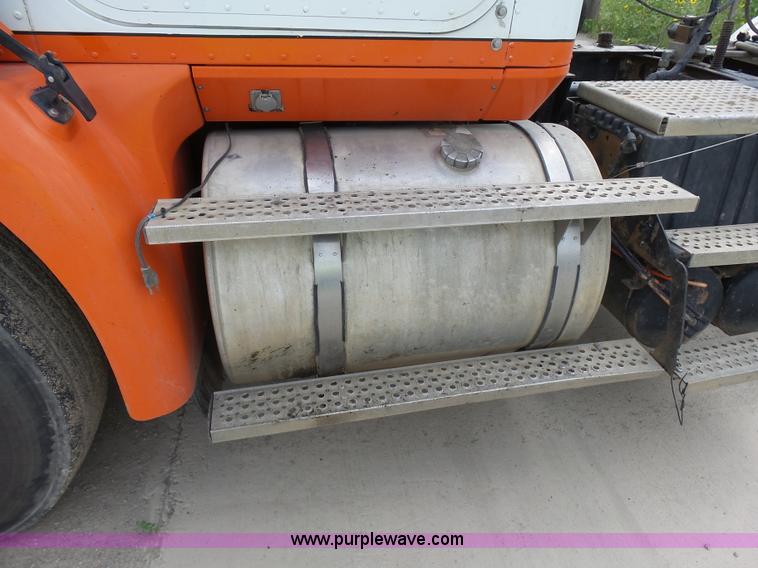 image for item J1647 2008 International 9200i semi truck